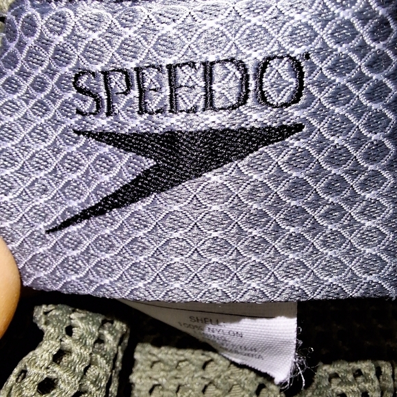 A pair of Speedo men's swim trunks in a size XL. Pre-loved in great condition - Picture 3 of 6